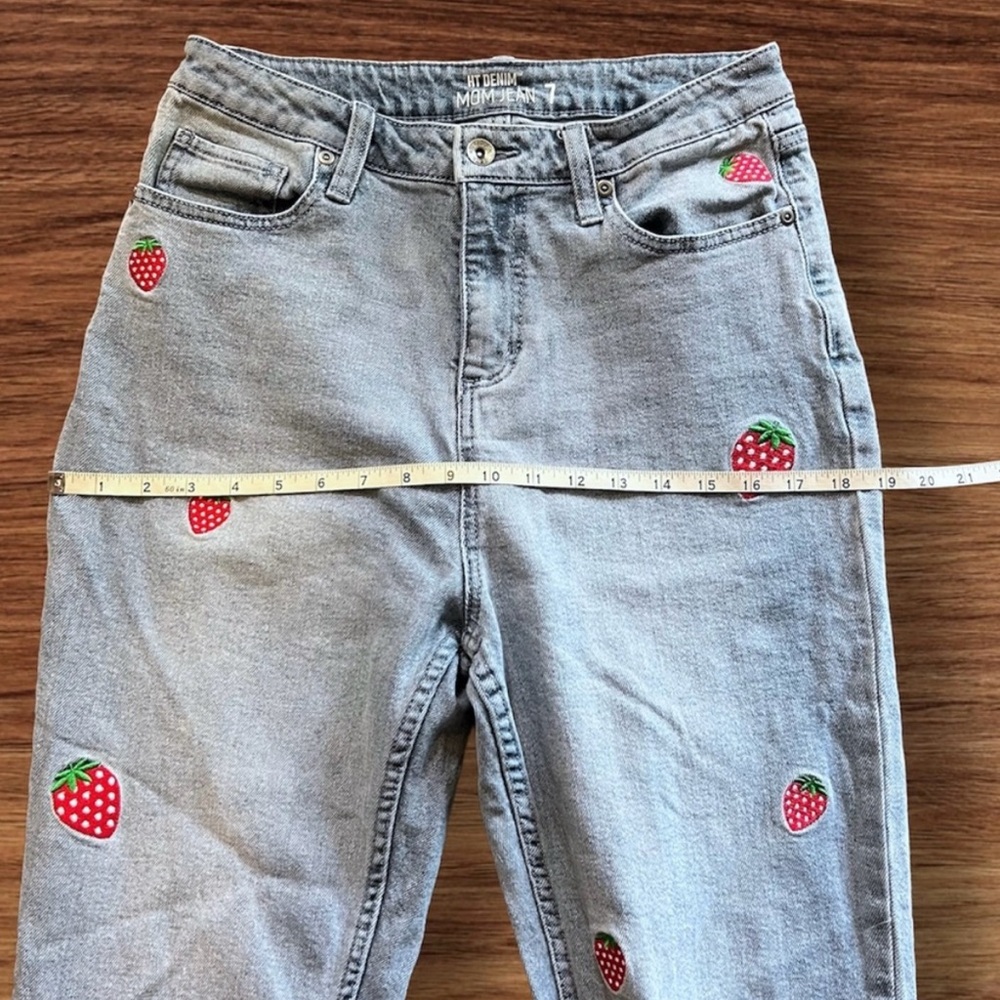 Hot Topic Strawberry Embroidered Mom Jean Size 7 - Picture 5 of 8